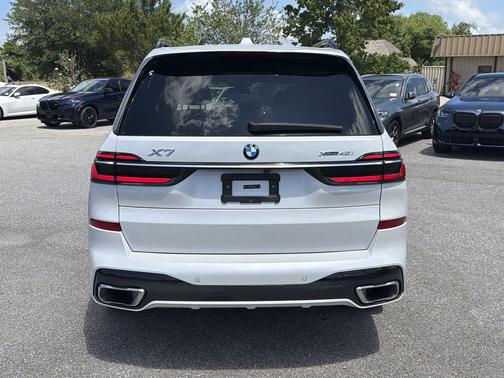 White Metallic 2025 BMW X7 xDrive40i