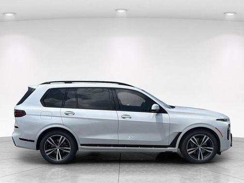 White Metallic 2025 BMW X7 xDrive40i