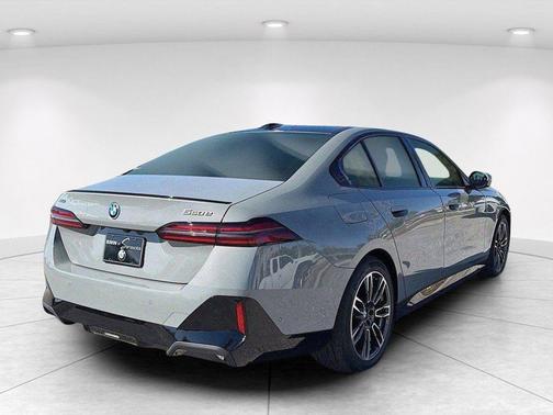 Carbon Black Metallic 2026 BMW 550e xDrive