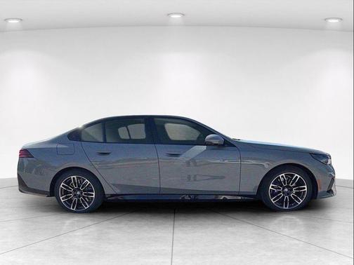 Carbon Black Metallic 2026 BMW 550e xDrive