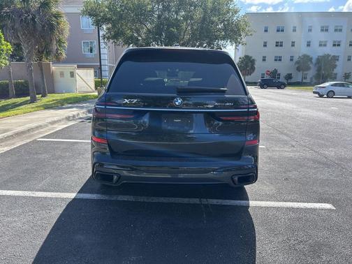 Black Sapphire Metallic 2023 BMW X7 xDrive40i