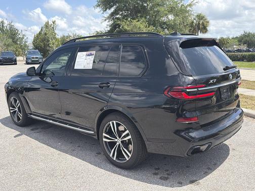 Black Sapphire Metallic 2023 BMW X7 xDrive40i