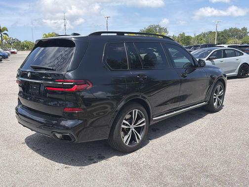 Black Sapphire Metallic 2023 BMW X7 xDrive40i