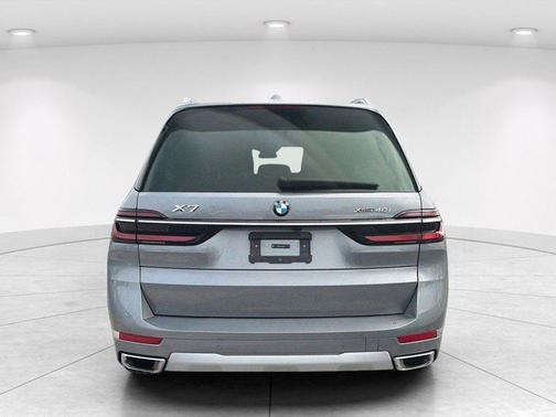 Grey 2024 BMW X7 xDrive40i