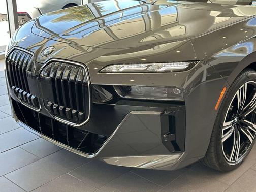 Dravit Grey Metallic 2026 BMW 760 xDrive