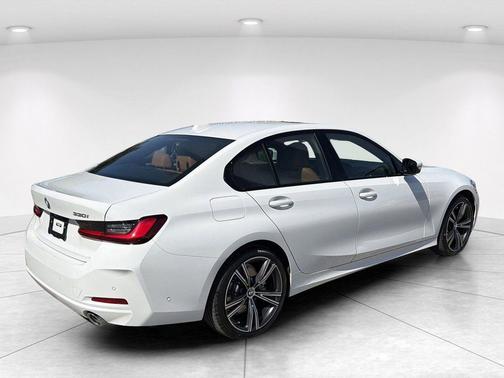 Alpine White 2023 BMW 330 330i