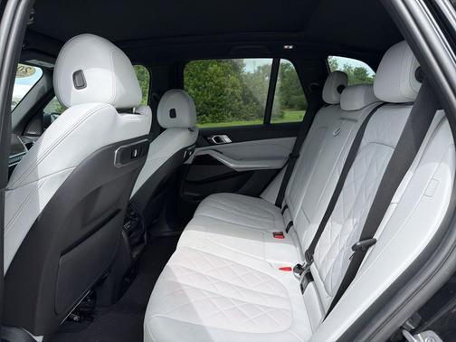 Black Sapphire Metallic 2024 BMW X5 sDrive40i
