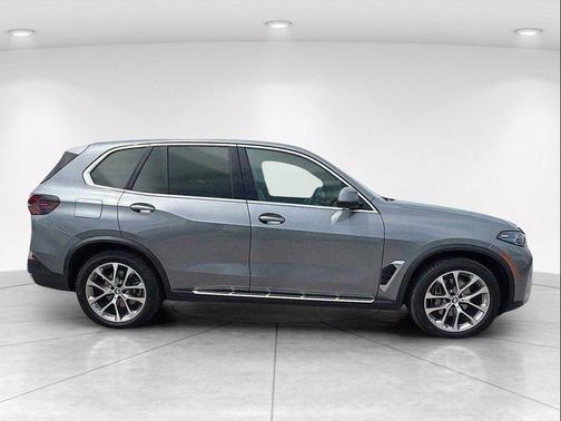 Gray Metallic 2025 BMW X5 xDrive40i