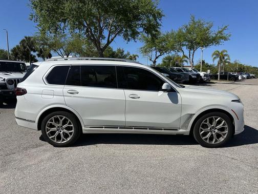 Mineral White Metallic 2024 BMW X7 xDrive40i