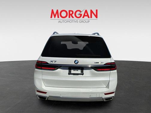 Mineral White Metallic 2024 BMW X7 xDrive40i