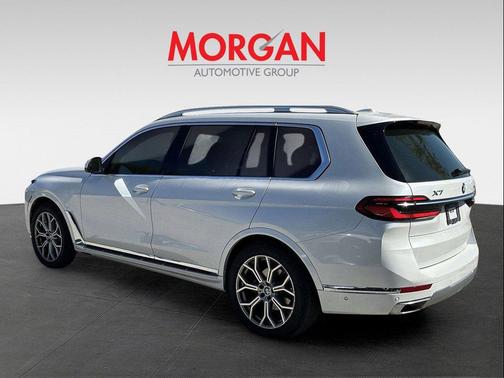 Mineral White Metallic 2024 BMW X7 xDrive40i