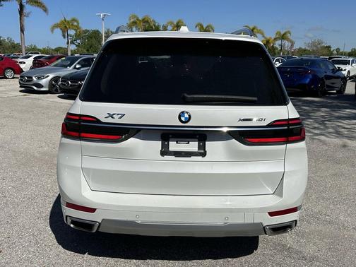 Mineral White Metallic 2024 BMW X7 xDrive40i