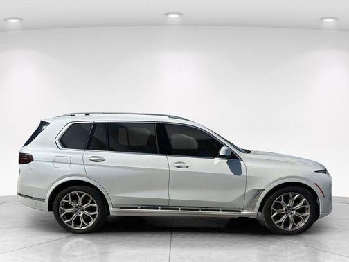 Mineral White Metallic 2024 BMW X7 xDrive40i