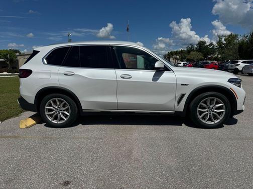 Mineral White Metallic 2022 BMW X5 PHEV xDrive45e