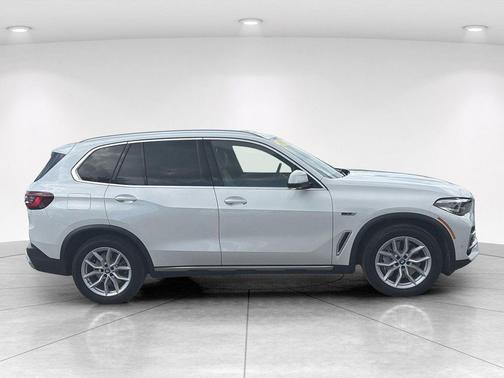 Mineral White Metallic 2022 BMW X5 PHEV xDrive45e