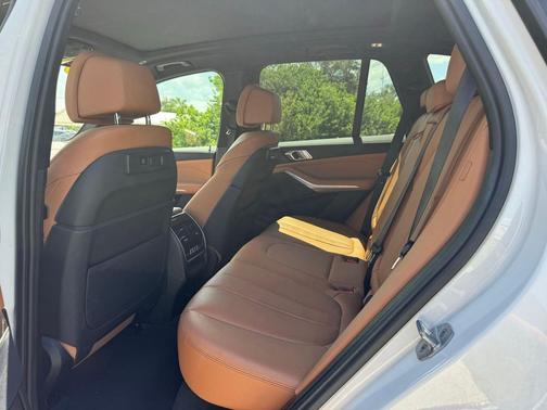 Mineral White Metallic 2022 BMW X5 PHEV xDrive45e