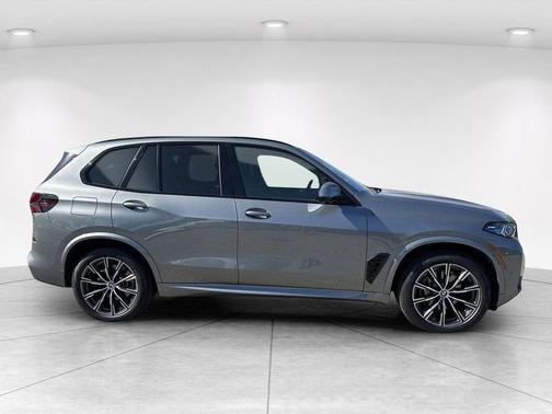 Gray Metallic 2025 BMW X5 xDrive40i