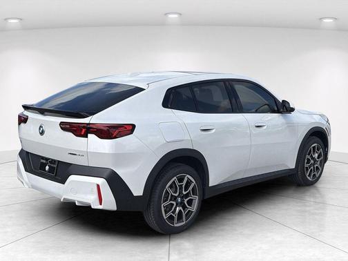 Mineral White Metallic 2026 BMW X2 xDrive28i