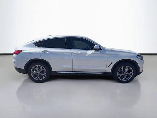 Mineral White Metallic 2025 BMW X4 xDrive30i