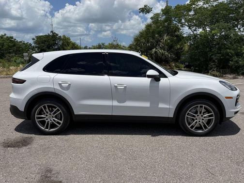 Carrara White Metallic 2021 Porsche Cayenne Cayenne