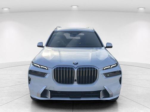 Mineral White Metallic 2026 BMW X7 xDrive40i