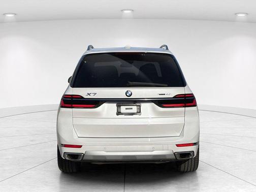 Mineral White Metallic 2026 BMW X7 xDrive40i