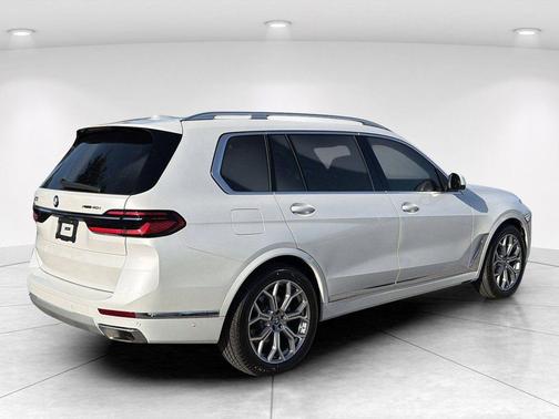 Mineral White Metallic 2026 BMW X7 xDrive40i