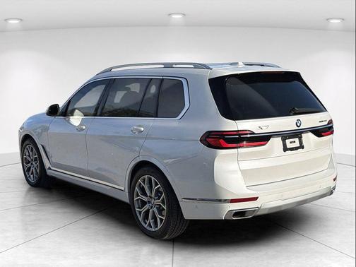 Mineral White Metallic 2026 BMW X7 xDrive40i
