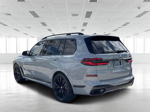 2025 BMW X7 M60i