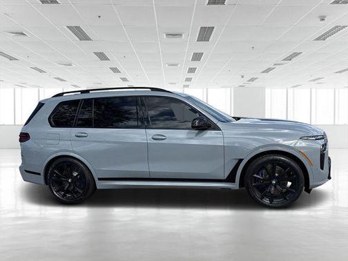 2025 BMW X7 M60i