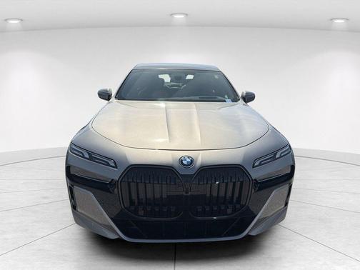 Oxide Grey Metallic 2026 BMW i7 xDrive60