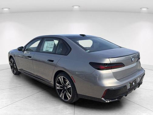Oxide Grey Metallic 2026 BMW i7 xDrive60