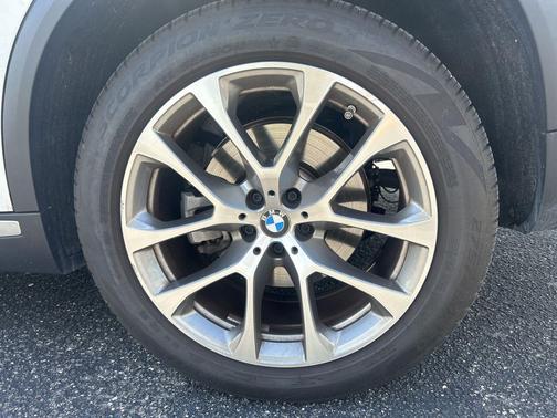 Mineral White Metallic 2024 BMW X5 xDrive40i