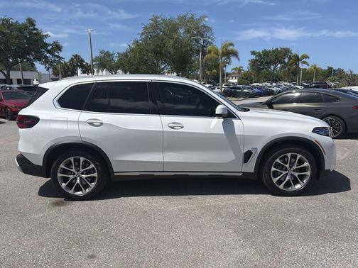 Mineral White Metallic 2024 BMW X5 xDrive40i