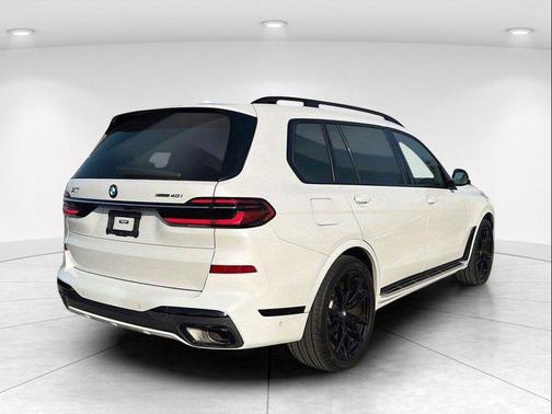 White Metallic 2023 BMW X7 xDrive40i