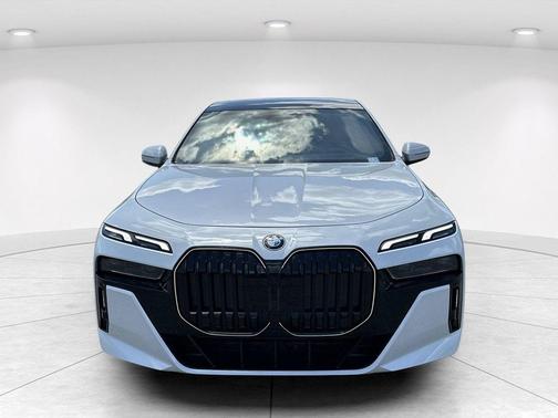 Mineral White Metallic 2026 BMW 740 xDrive