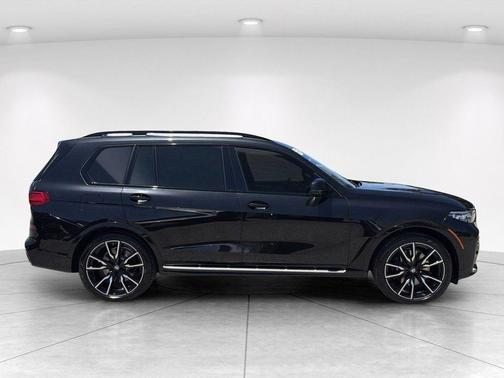 Black Sapphire Metallic 2022 BMW X7 xDrive40i