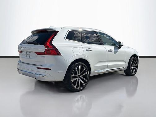 2023 Volvo XC60 B5 Ultimate Bright Theme
