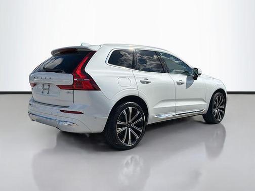 2023 Volvo XC60 B5 Ultimate Bright Theme