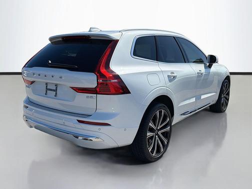 2023 Volvo XC60 B5 Ultimate Bright Theme