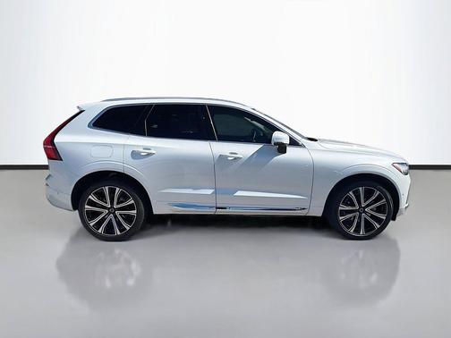 2023 Volvo XC60 B5 Ultimate Bright Theme