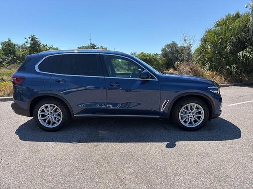 Phytonic Blue Metallic 2022 BMW X5 sDrive40i