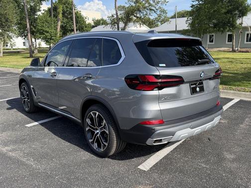 Skyscraper Grey Metallic 2026 BMW X5 sDrive40i