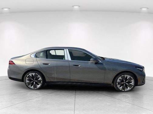 Oxide Grey Metallic 2026 BMW i5 eDrive40