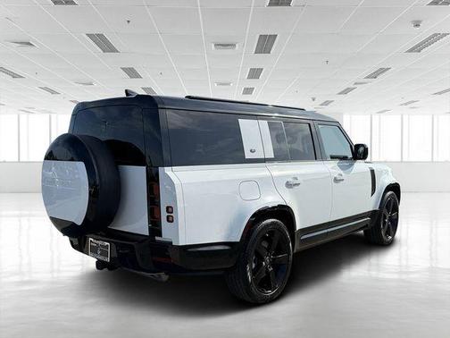 2024 Land Rover Defender 130 P400 X-Dynamic SE