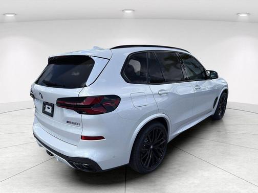 Mineral White Metallic 2026 BMW X5 M60i