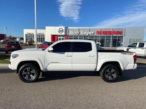Photo 3 of 29 of 2017 Toyota Tacoma TRD Sport