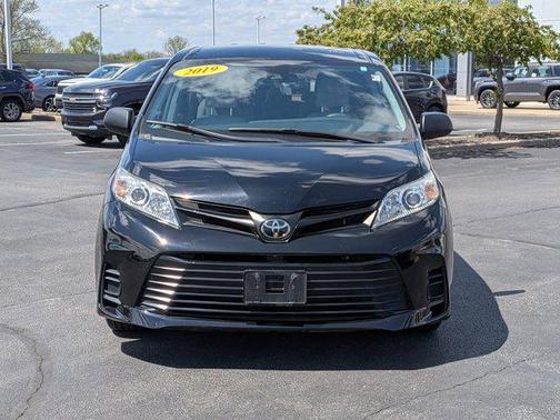 Midnight Black Metallic 2019 Toyota Sienna SE