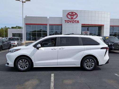 Ice Cap 2025 Toyota Sienna LE