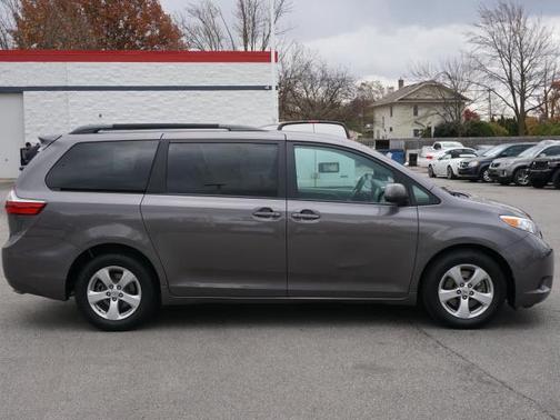 2017 Toyota Sienna LE